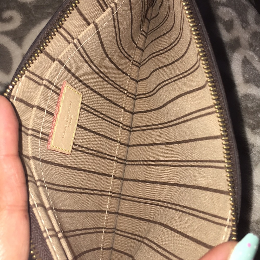 ⛔️⛔️SOLD on Merc⛔️⛔️Louis Vuitton Neverfull Pouch - Picture 6 of 8